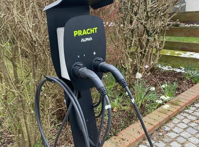 Lovely Located- Train, Restaurants & カッセル